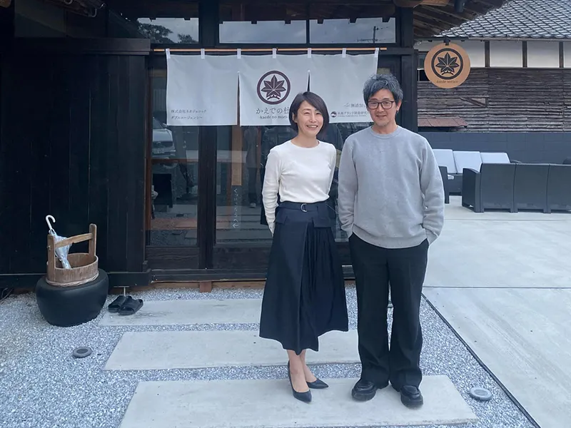 お二人、建物の前で並んでいらっしゃる写真