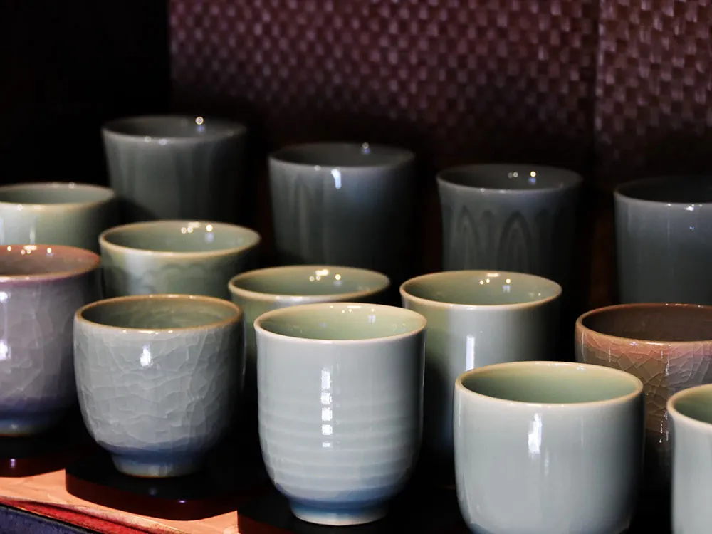 シンプルにデザインされた有田焼湯呑みが並んだ画像