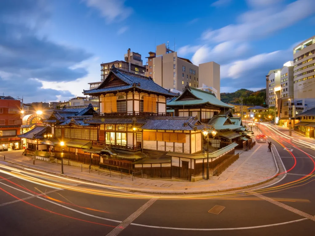 夕暮れの道後温泉本館の画像