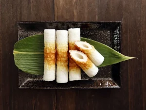 黒い食器の上にちくわが盛られている画像