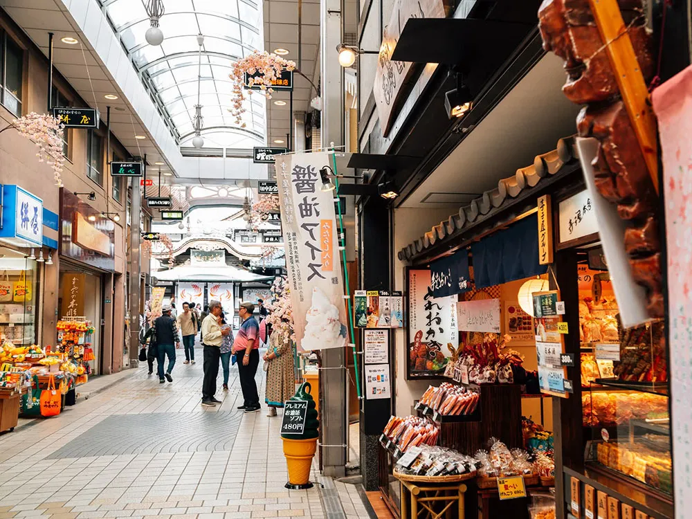 商店街内部、商店の軒先の画像