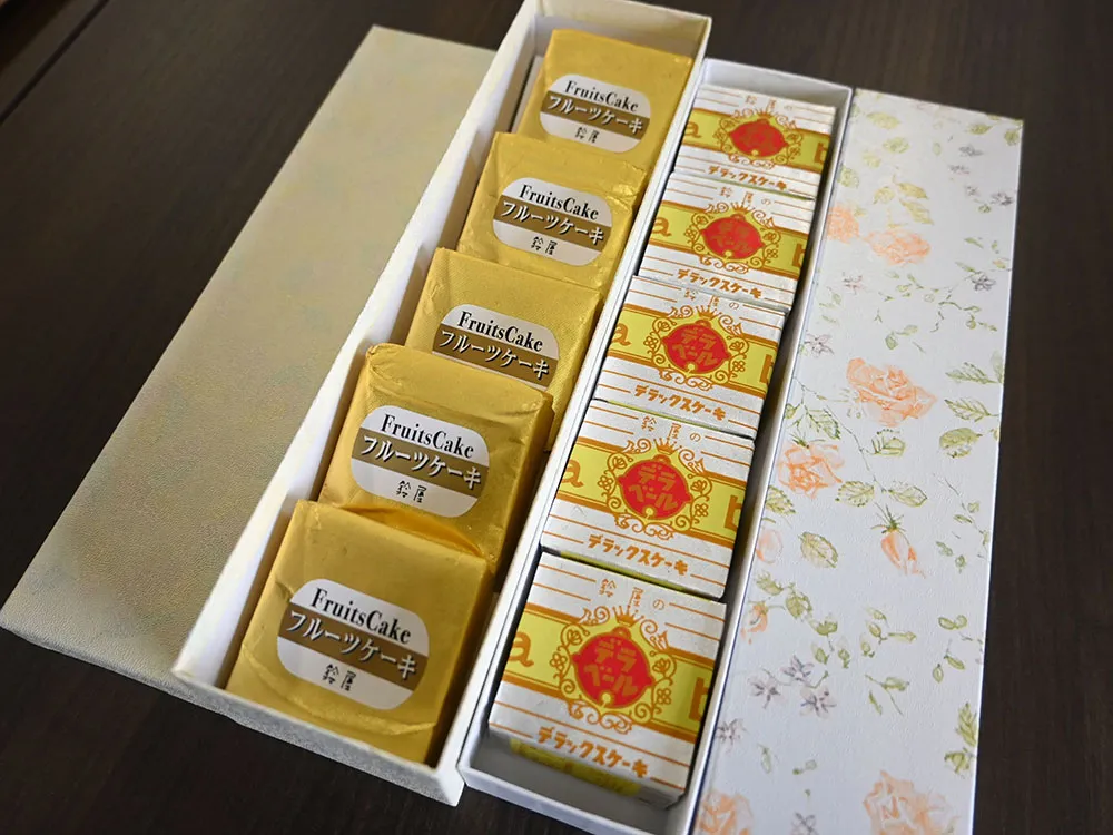 箱に入ったデラックスケーキとフルーツケーキの画像