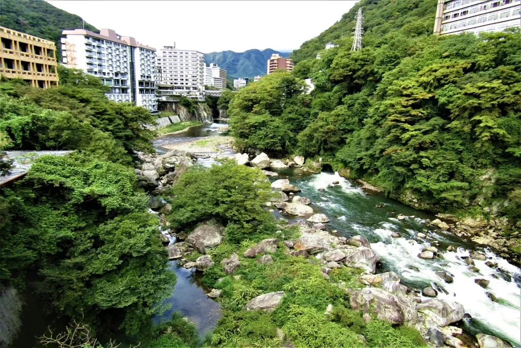 鬼怒川を挟んで両岸に立つホテルや旅館の画像