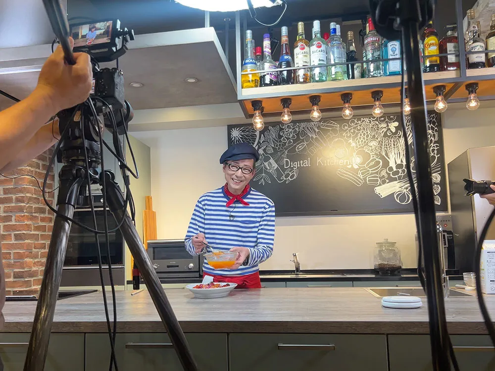 DigitalKitchenでテレビ撮影をするマロンさんの画像