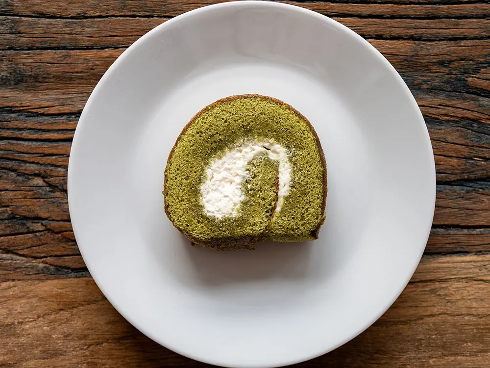 白い皿にのせた堂島プティロール抹茶の画像