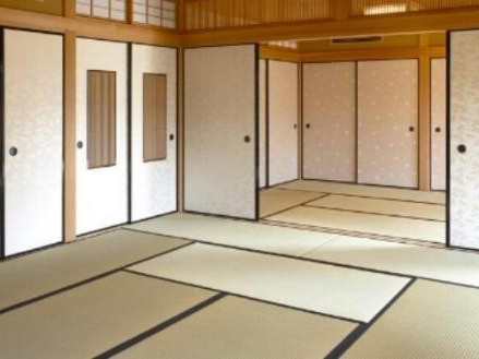畳の敷かれた和室の画像
