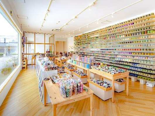 ファクトリーショップFLAT店内に畳縁がたくさん並ぶ画像