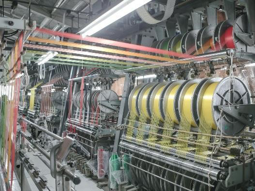 畳縁の製造工場内の機械の画像