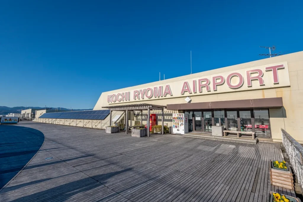 高知龍馬空港の看板が青空に映える画像