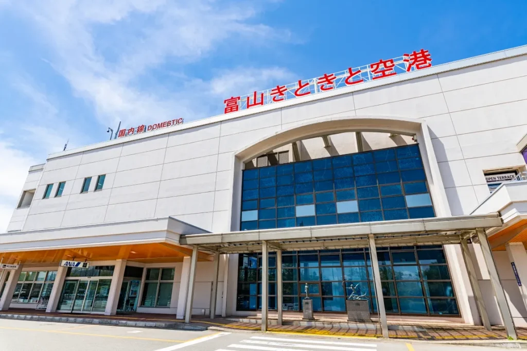 青空をバックにした富山空港エントランスの画像