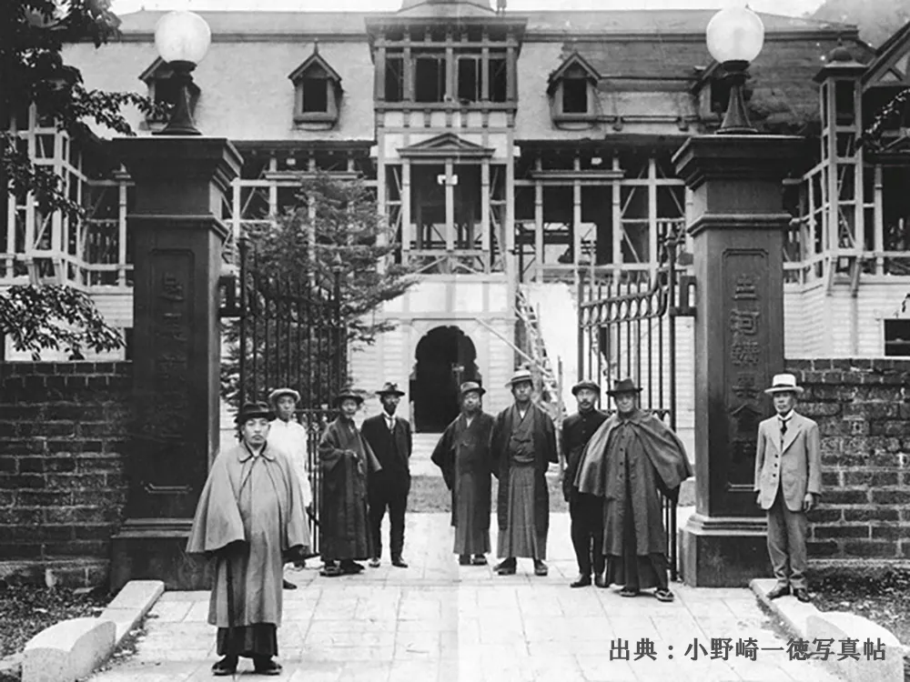 解体工事中の古河鉱業会社足尾鉱業所の建物を背景として撮影された画像