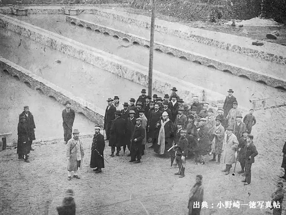 小滝地区の浄水場を視察する田中正造と一行の画像
