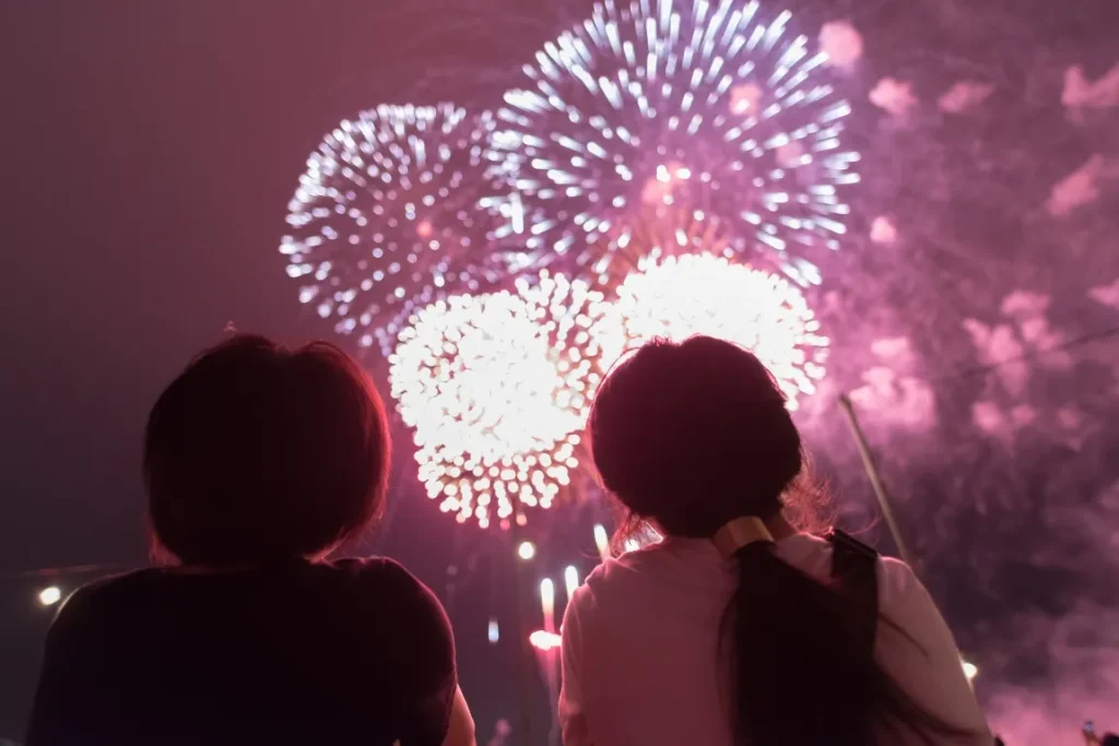 花火を鑑賞する人の画像