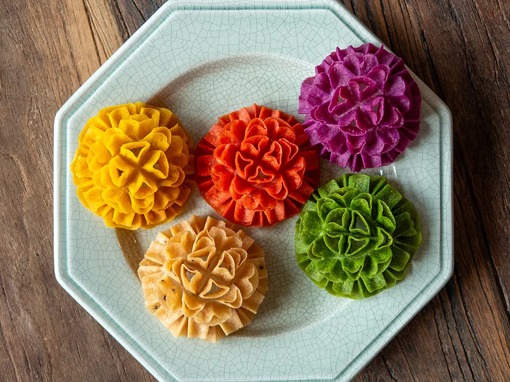 5色それぞれの野菜味の花咲かりんを皿に並べた画像