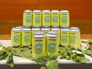 完成したビールとホップの画像