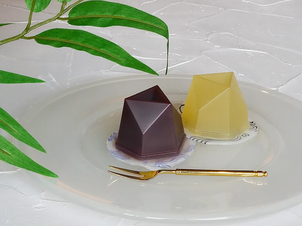 透明なお皿にパッケージに入った水羊羹とゼリーをのせた画像