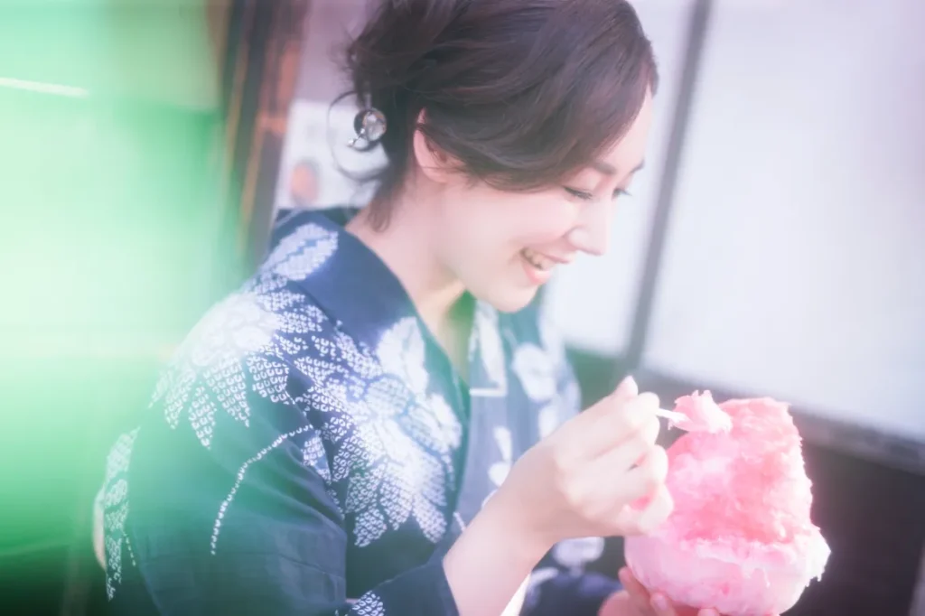 浴衣の女性が縁側でかき氷を食べている画像