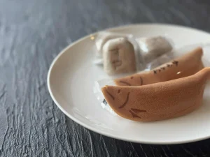 すやのわかあゆとそばまんがお皿にのっている画像