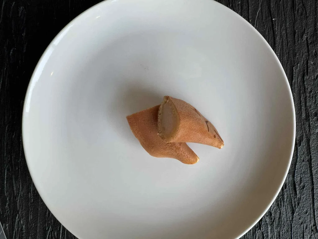 わかあゆを半分に切って中の求肥が見える画像
