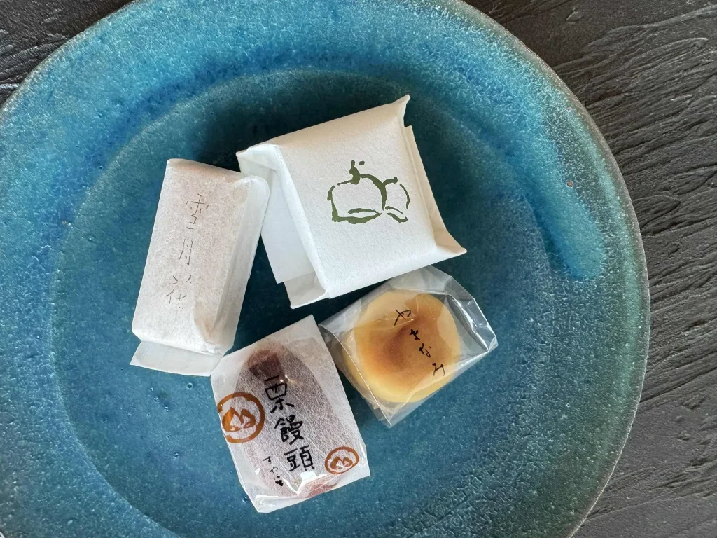 青い皿にすやの和菓子数種類がのった画像