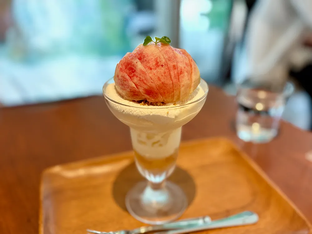つるのもりカフェPOPUPでの桃パフェ