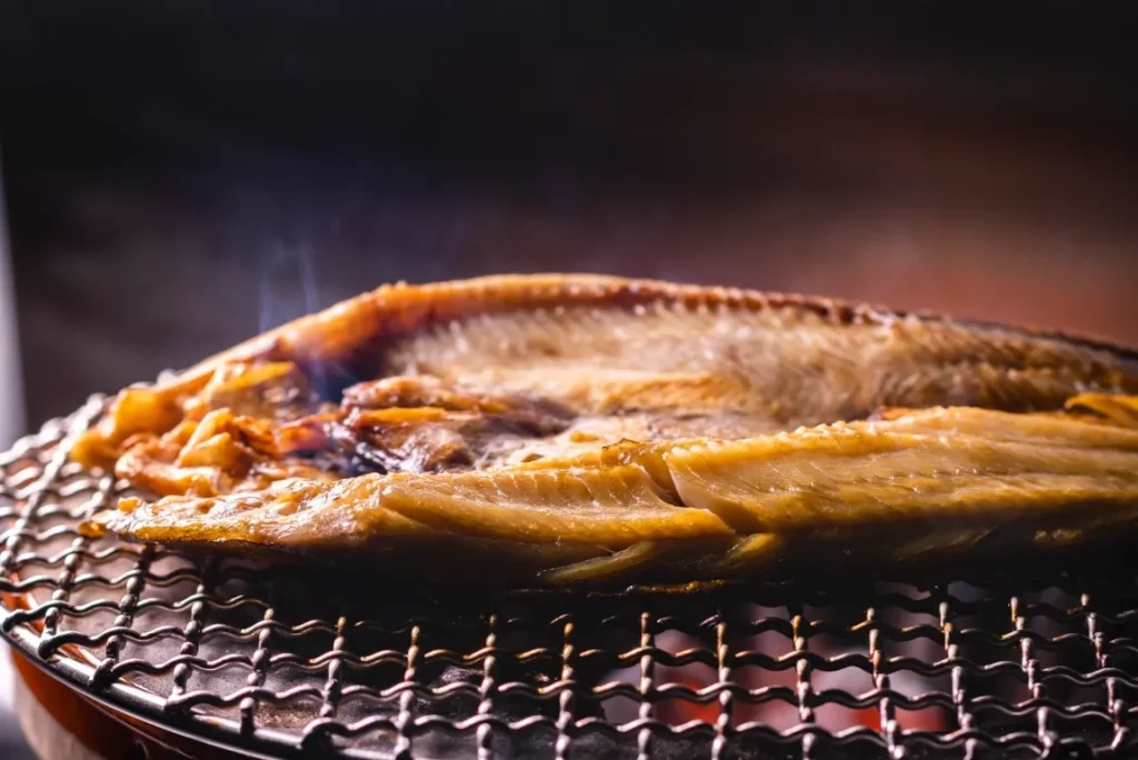 ホッケを焼いている画像