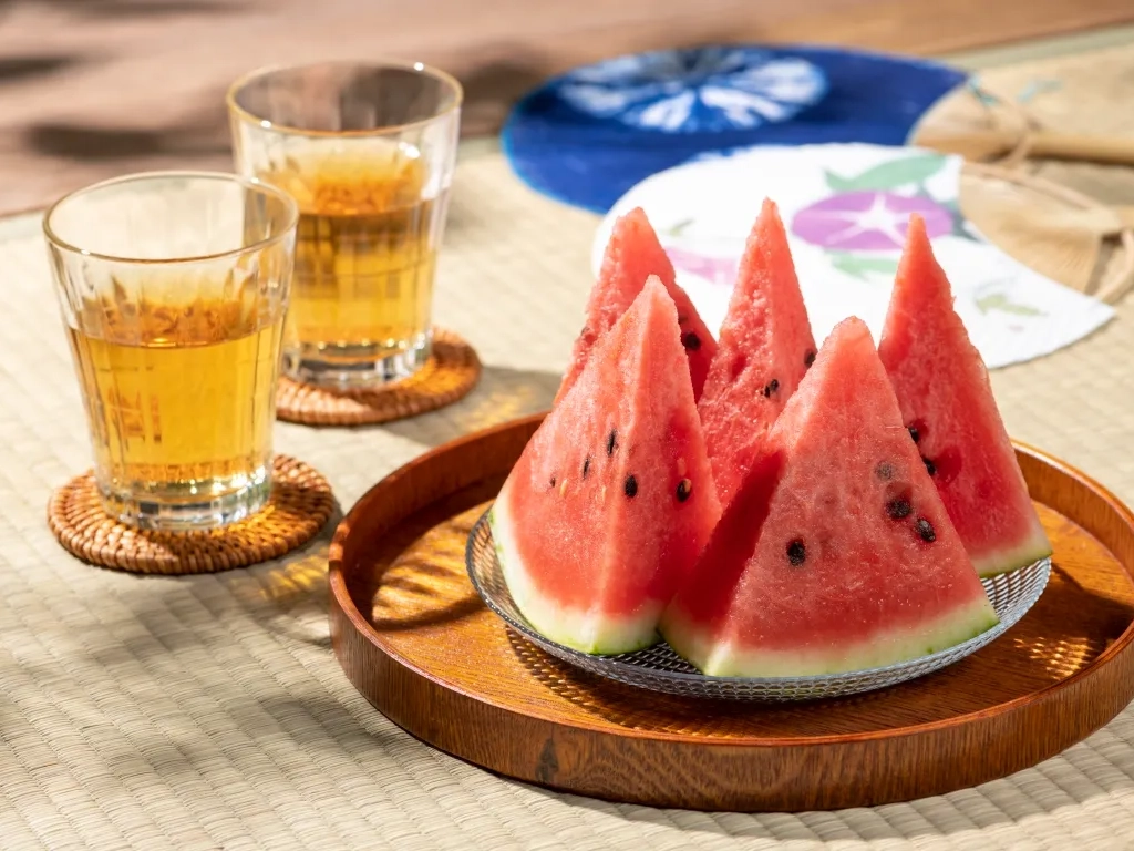 冷たい飲み物とスイカの画像