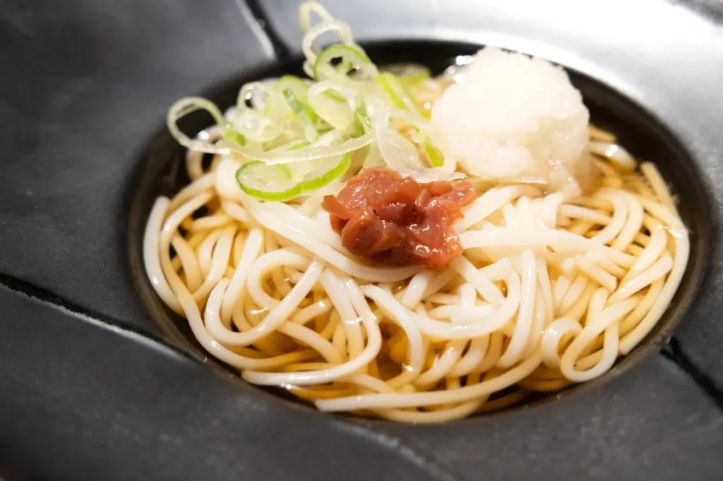 たっぷりのネギと大根おろしがのった五島うどんの画像