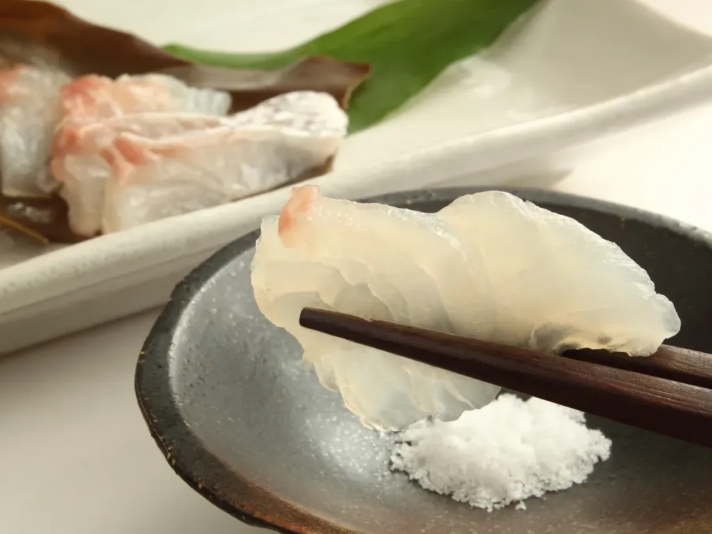 タイの昆布締めの箸上げ画像