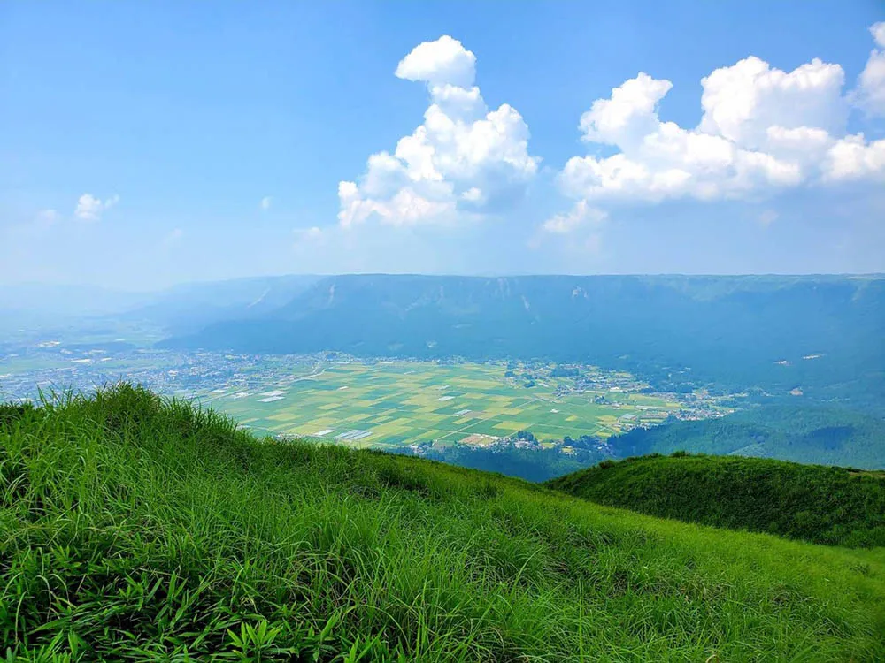 阿蘇山脈と青空の画像
