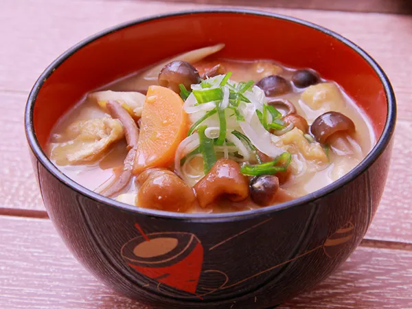 油揚げやキノコ、にんじんなどが入った納豆汁の画像