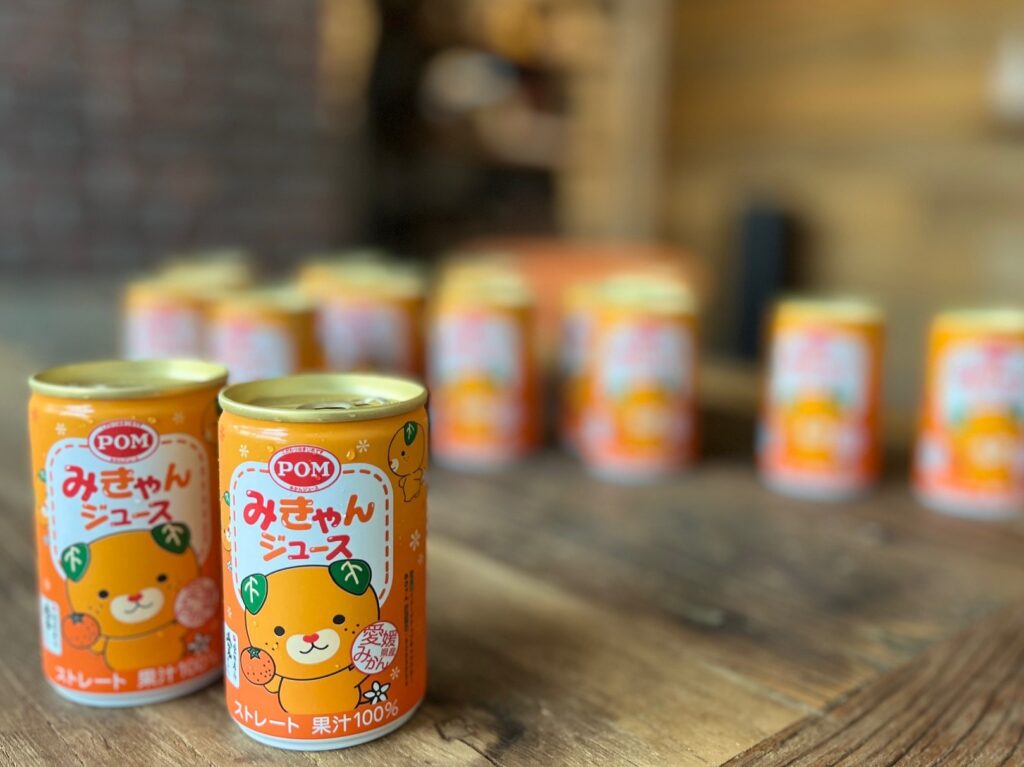 机にみきゃんジュースが並ぶ画像