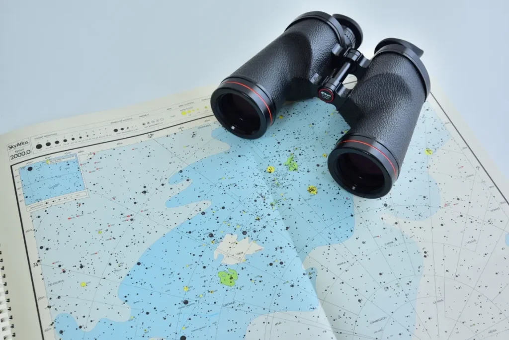 星空観察用の双眼鏡と星図の画像