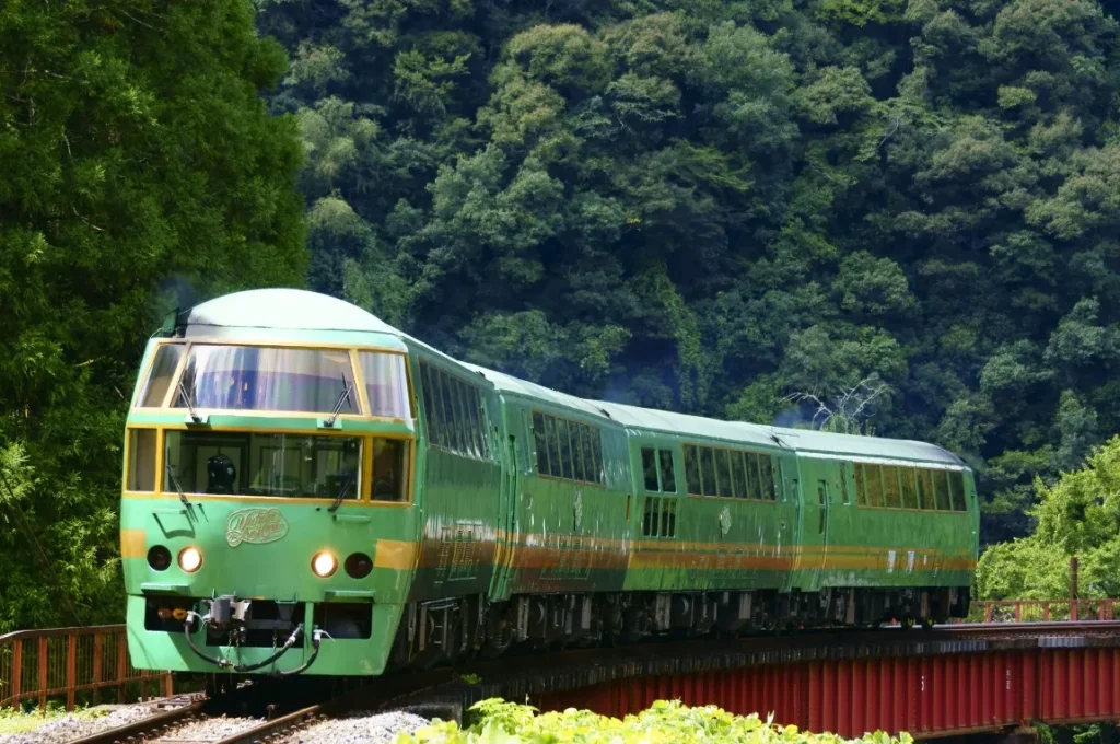 玖珠川にかかるカーブした鉄橋を渡るJR九州ゆふいんの森の画像