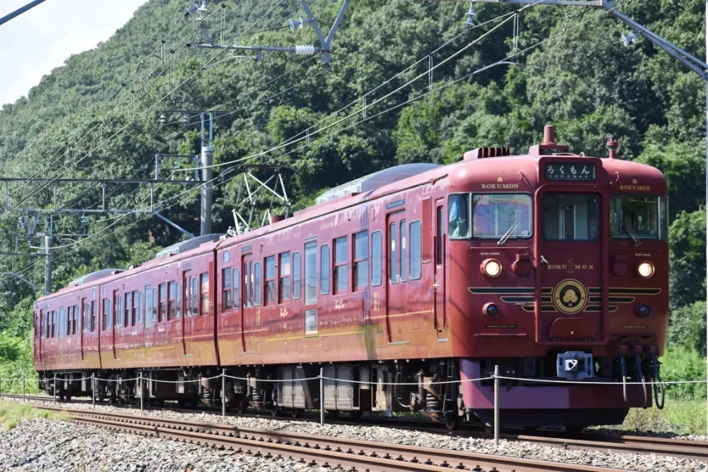 夏のしなの鉄道線をゆく快速ろくもん号の画像