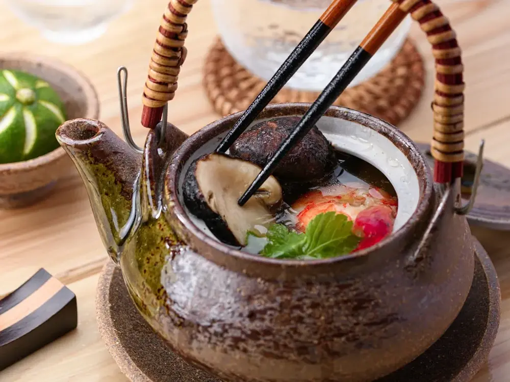 松茸の土瓶蒸しから松茸を取り上げている画像