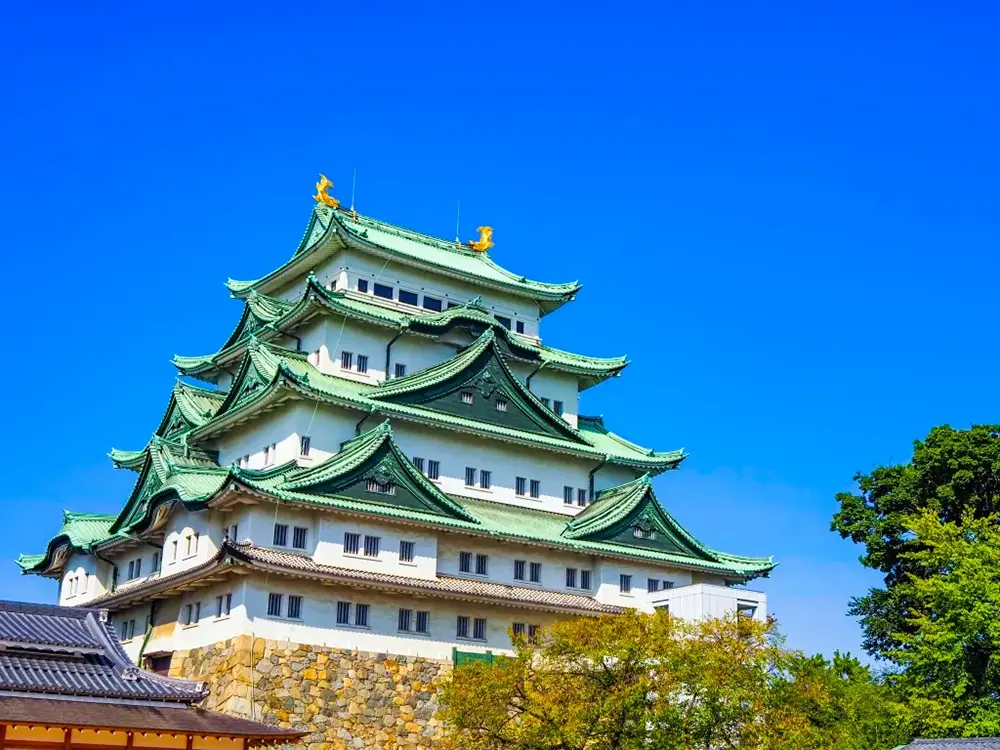 晴天の名古屋城天守閣の画像