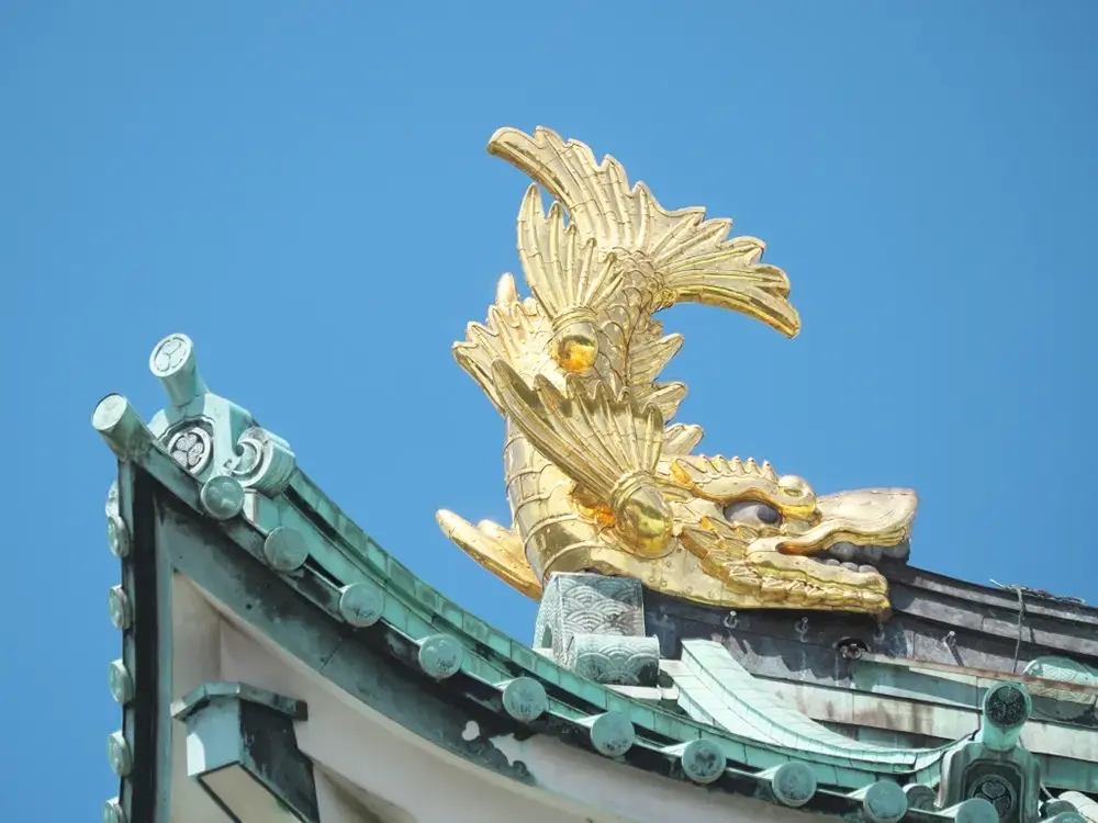 名古屋城天守に輝く金の鯱の画像