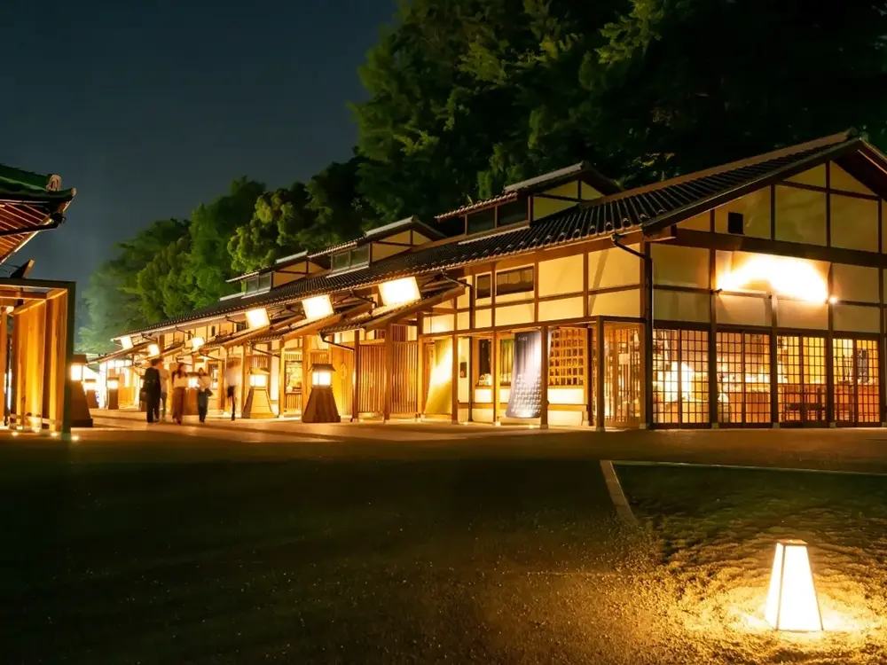 ライトアップされた夜の金シャチ横丁の画像