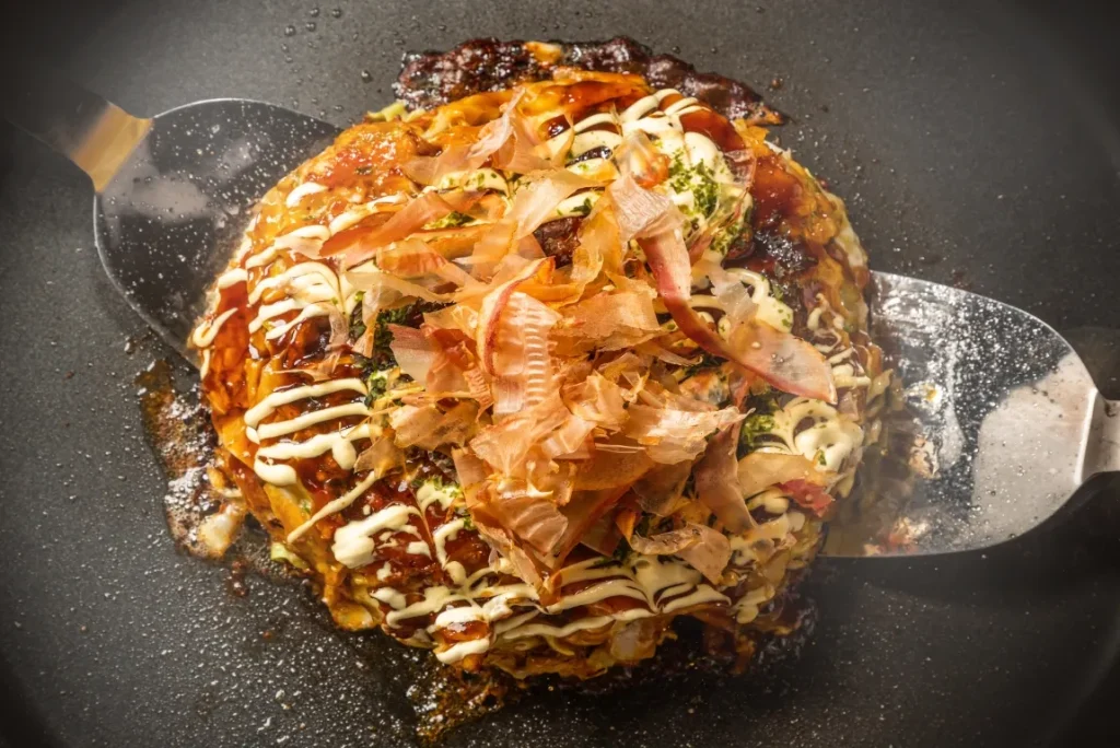鉄板の上のお好み焼きの美味しそうな画像