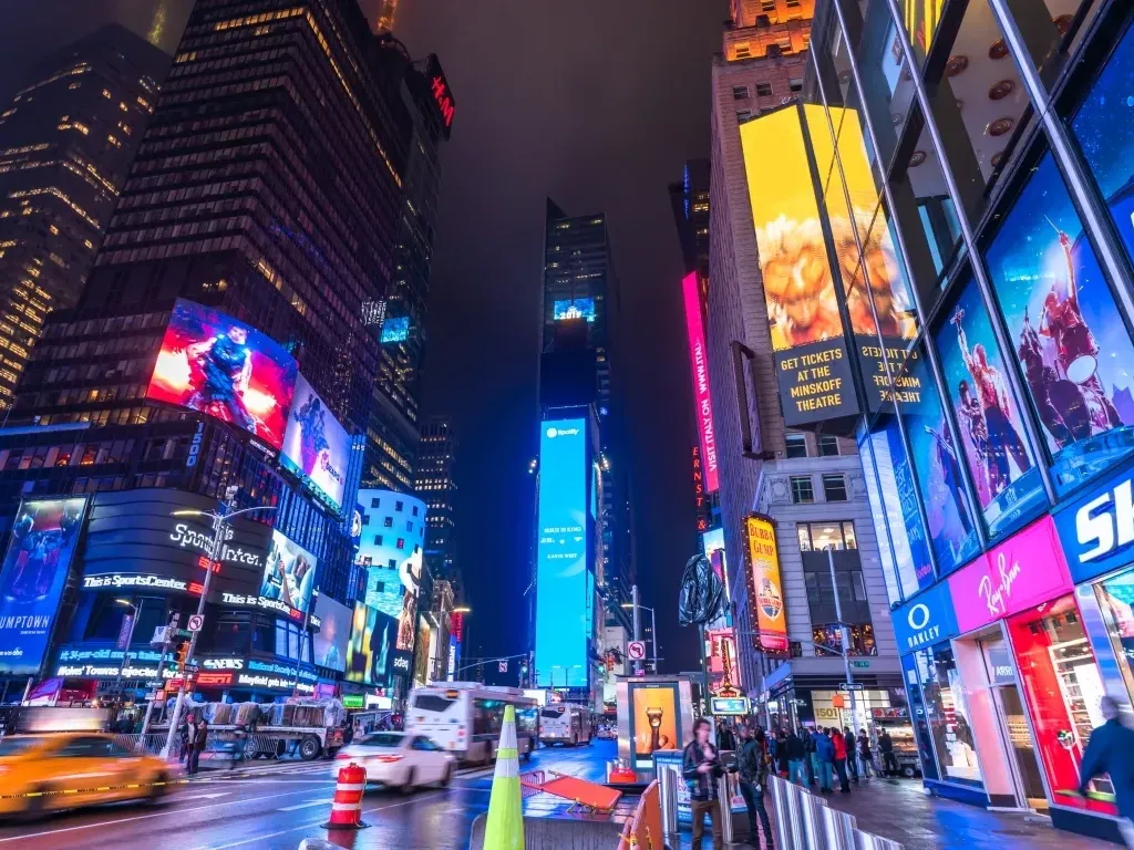 ニューヨークタイムズスクエアの夜景の画像