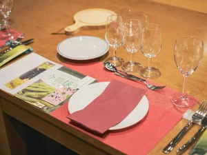 レストランにディナー前テーブルセッティングがされている画像