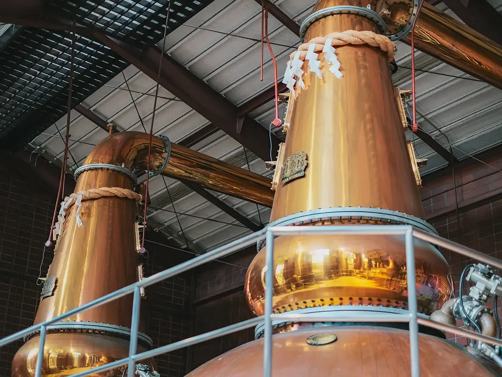 ポットスチルが並ぶ画像