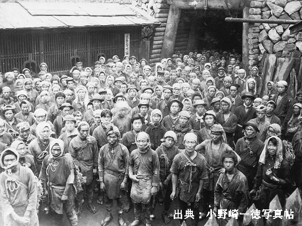 鉱山で働く坑夫たちの画像