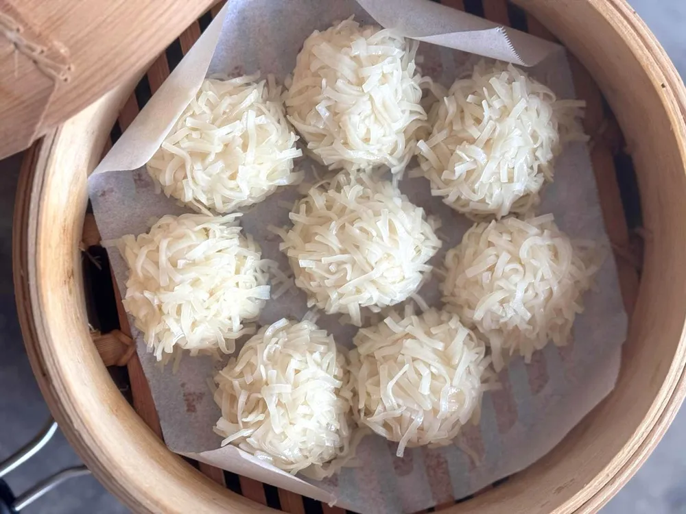 蒸籠で蒸した萬坊いかしゅうまいの画像