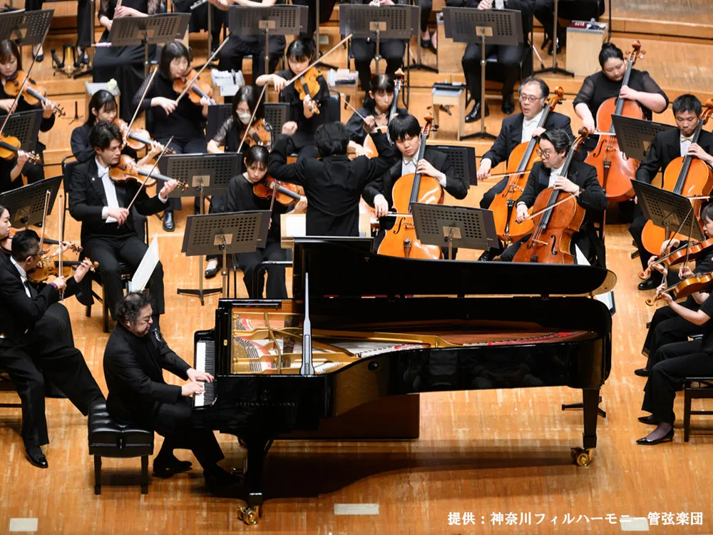 清水氏のピアノを中心に演奏するオーケストラの画像