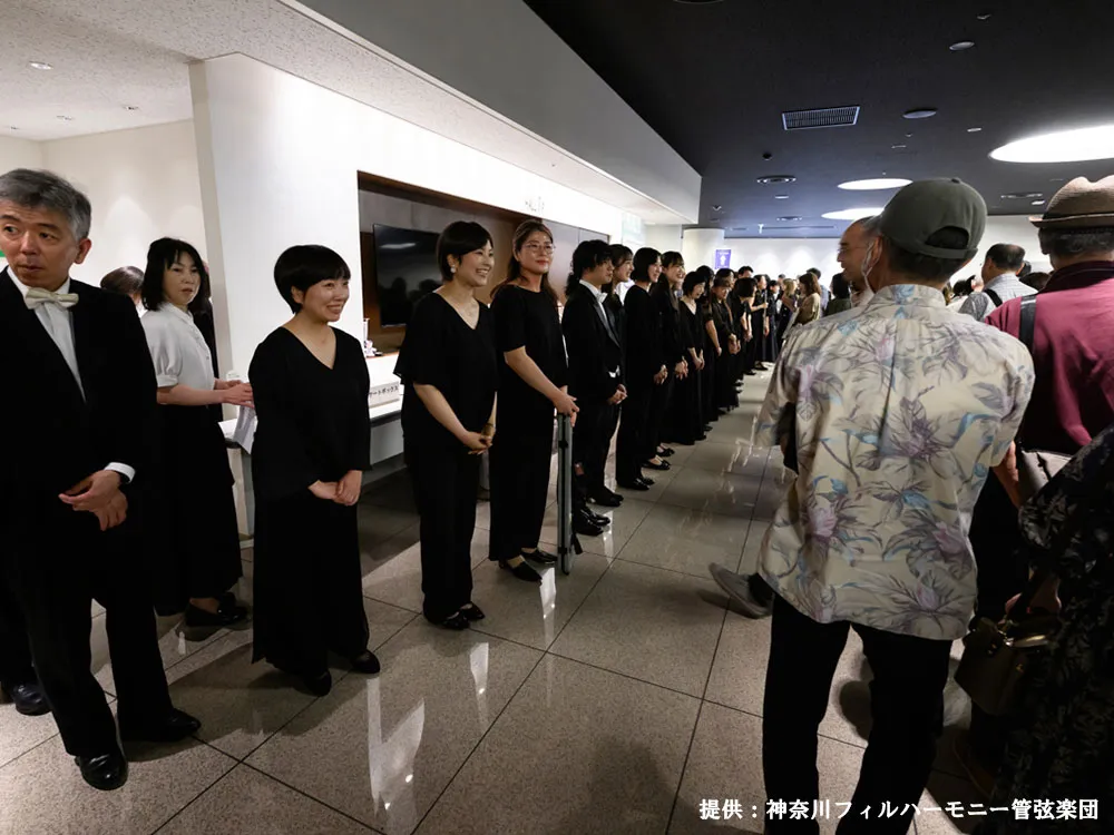 楽団員がお見送りをしている画像