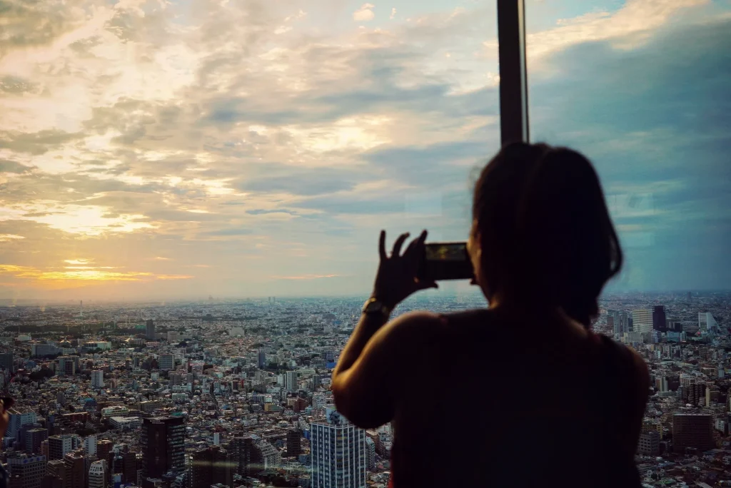 スマホで写真を撮る女性の画像