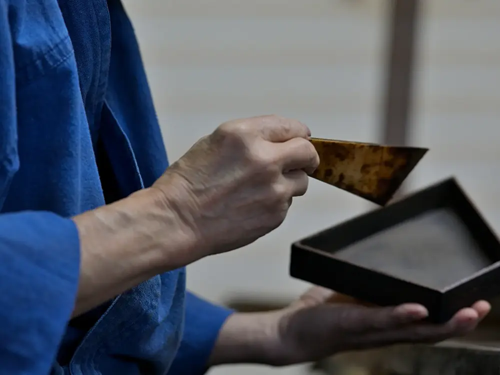 越前漆器の制作をする職人の手元画像