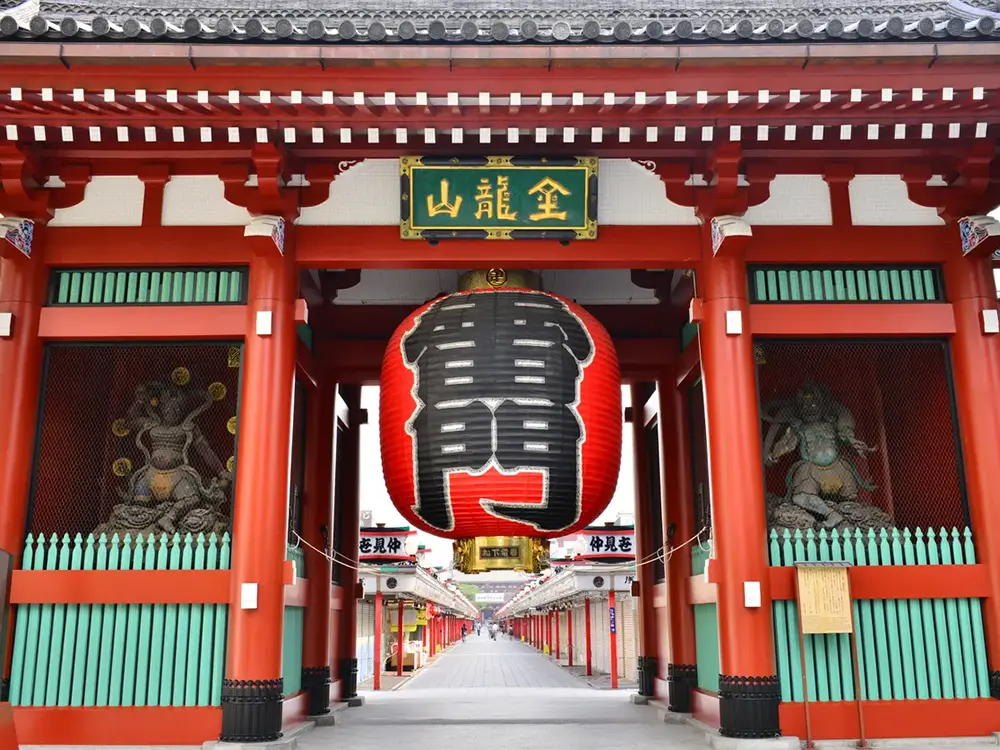 雷門と赤い大提灯を正面から撮影した画像。